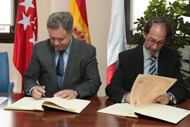 El alcalde de San Sebastián de los Reyes y el director gerente de la Gerencia de Infraestructura y Equipamiento de la Defensa en la firma del convenio