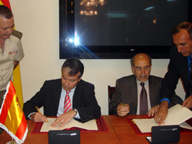 El secretario general de Política de Defensa español, Luís Cuesta Civís y el viceministro de Defensa afgano, han firmado hoy en Kabul el Memorando