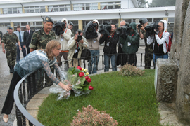 La ministra de Defensa colocó un ramo de flores en el Monumento a Idoia Rodríguez Buján, la primera mujer española fallecida en misiones internacionales de paz