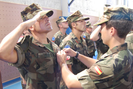 Un miembro del destacamento recibe la medalla de la operación Althea