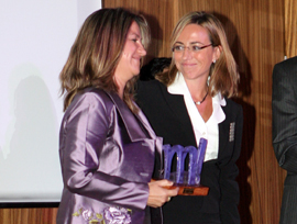 Carme Chacón, ministra de Defensa recibe el premio Mujeres Progresistas de manos de su presidenta Yolanda Besteiro
