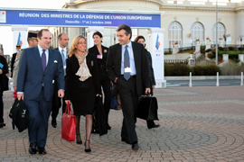 La ministra de Defensa junto a su delegación en Francia