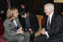 La ministra de Defensa, Carme Chacón con el secretario de Defensa, Robert M. Gates de EEUU en Budapest durante la reunión informal de ministros de Defensa de la OTAN