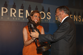 La ministra de Defensa, Carme Chacón, entrega el Premio Extraordinario Defensa 2008 a Alberto Oliart