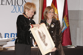 María Teresa Fernández de la Vega hace entrega del premio a la revelación política a Carme Chacón