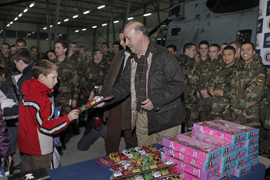 Militares españoles destinados en Camp Butmir, Sarajevo, con Vicente del Bosque entregan material deportivo y juguetes a niños de un orfanato
