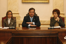 La ministra de Defensa, el presidente de Extremadura y la alcaldesa de Cáceres durente la firma del convenio en el Ayuntamiento