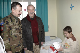 Vicente del Bosque junto con el teniente coronel Estévez entregan material deportivo a los niños hospitalizados