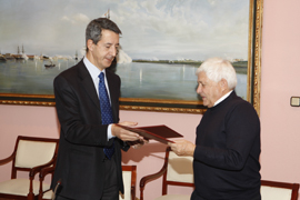 El secretario de Estado de  Defensa, Constantino Méndez, y el presidente de la Comunidad de Bardenas Reales  de Navarra, José Antonio Gayarre durante la firma del acuerdo