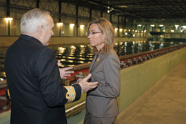 La ministra de Defensa Carme Chacón con el director del Canal de Experiencias Hidrodinámicas vicealmirante José manuel Pérez Sevilla