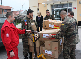 Militares españoles en Bosnia-Herzegovina han repartido ayuda humanitaria a la población más desfavorecida de Sarajevo