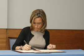 Carme Chacón, ministra de Defensa, firma la Directiva de Política de Defensa.