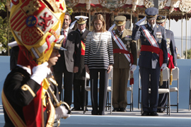 La ministra de Defensa Carme Chacón saluda a la Bandera a su paso