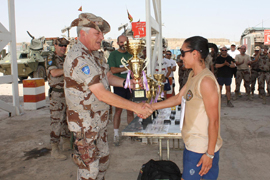 El coronel Yagüe, junto a jefes de distintas unidades, entrega trofeos a los tres primeros de cada una de las categorías absolutas (masculina y femenina),