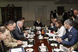 Carme Chacón, ministra de Defensa en el Pentágono en una reunión bilateral con el secretario de Defensa estadounidense, Robert Gates