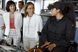 Las ministras Carme Chacón y Ángeles González-Sinde asistieron a bordo del cazaminas -Duero- a una demostración en la mar de las capacidades de la Armada para localización de restos submarinos