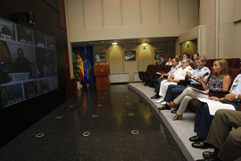 La ministra de Defensa, Carme Chacón,durante la videoconferencia periódica que mantiene con las misiones en el exterior