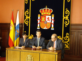 El secretario de Estado de Defensa en la firma de acuerdo de arrendamientob con la familia Rodríguez López de la finca de la Base de Hoya Fría