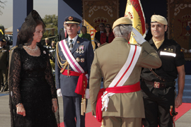 El TG Emilio Roldán saluda al Estandarte tras su entrega por S.M. La Reina Sofía