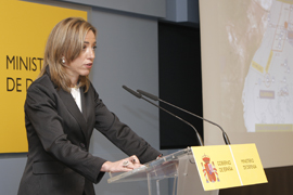 La ministra de Defensa Carme Chacón durante la rueda de prensa