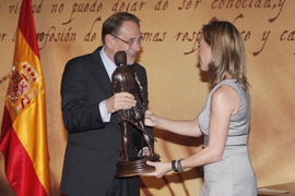 La ministra de Defensa Carme Chacón entrega el Premio Extraordinario a Javier Solana Madariaga