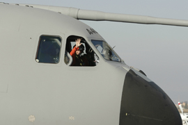 Uno de los pilotos del A400M saluda tras su primer vuelo