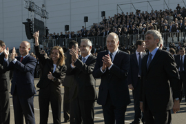 S.M. El Rey junto a la ministra de Defensa y demás autoridades saludan a la tripulación del A400M a su llegada a tierra
