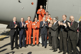 S.M. El Rey y la ministra de Defensa junto a la tripulación del A400M a su llegada a tierra
