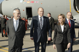 S.M. El Rey junto a la ministra de Defensa Carme Chacón y el presidente de la Junta de Andalucía José Antonio Griñán