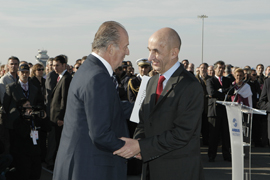 S.M. El Rey saluda al presidente de EADS NV Louis Gallois