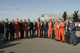 Foto de familia de S.M. El Rey, la ministra de Defensa y demás autoridades asistentes al acto con la tripulación del A400M
