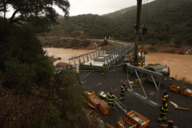 La UME instala un puente sobre el río Fresneda