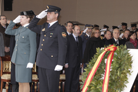 La ministra Chacón durante el homenaje a los fallecidos en acto de servicio