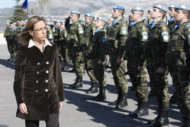 Carme Chacón pasa revista a las tropas en la Base Cervantes (Líbano)