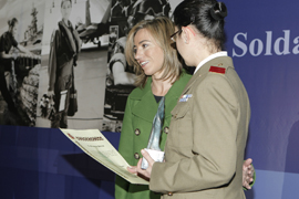 La ministra de Defensa entrega el premio Idoia Rodrígez