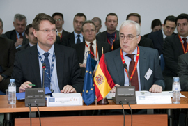 El director general de Política de Defensa español, Juan Villamía, y el director del Centro de Satélites, Tomaz Lovrencic. Foto EUSC