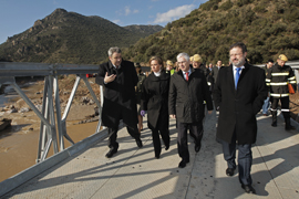 La ministra de Defensa y demás autoridades sobre el puente Fresneda