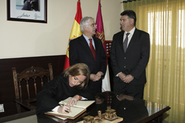 La ministra de Defensa firma en el libro de honor del Ayuntamiento de Mestanza