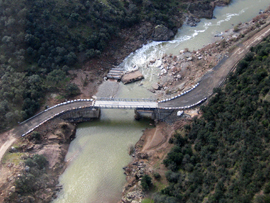 Vista aérea del puente construido por la UME