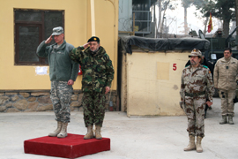 El general del Mando Conjunto de ISAF visita el PRT de Qala-i-Naw