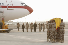 Chacón regresa a España con el cadáver del militar fallecido en Afganistán