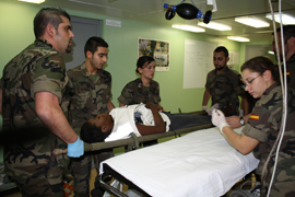 Los médicos operan a bordo del 'Castilla' a dos víctimas del terremoto