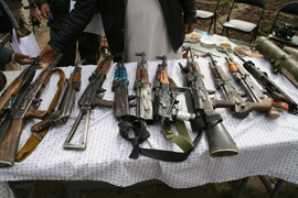 Insurgentes entregan armas en Afganistán