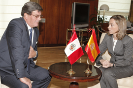 La ministra de Defensa, Carme Chacón, con su homólogo de la República del Perú, Rafael Rey en la sede del Ministerio de Defensa