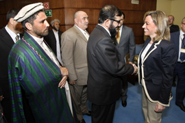 La ministra Carme Chacón saluda al gobernador de Badghis Alhaj Delbarjan