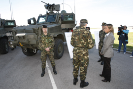 La ministra de Defensa supervisa el envío de blindados RG-31 a Afganistán.
