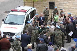 Tropas españolas entregan una ambulancia a un pueblo libanés
