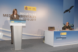 La ministra de Defensa, Carme Chacón, tras la firma del convenio