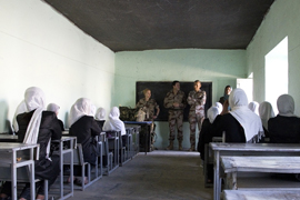 El contingente en Qala-i-Naw enseña español a alumnas afganas