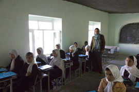 El contingente en Qala i Naw enseña español a niñas afganas